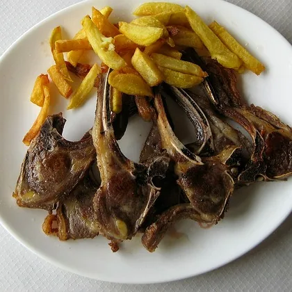 Cordero a la brasa con patatas